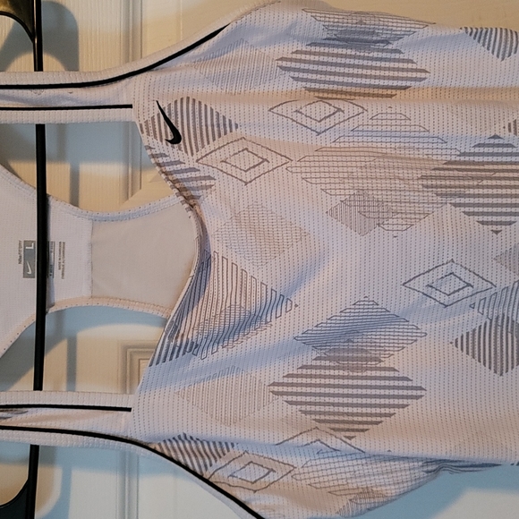 Nike Large dri-fit workout tank with built in sports bra - Picture 2 of 7